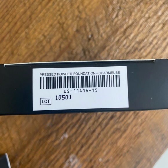 Younique stick foundation and complexion + powder - Picture 2 of 3